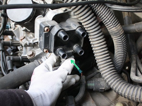 Débrancher le connecteur basse tension de la bobine d'allumage, pour cela appuyer sur la languette métallique puis tirer le connecteur.