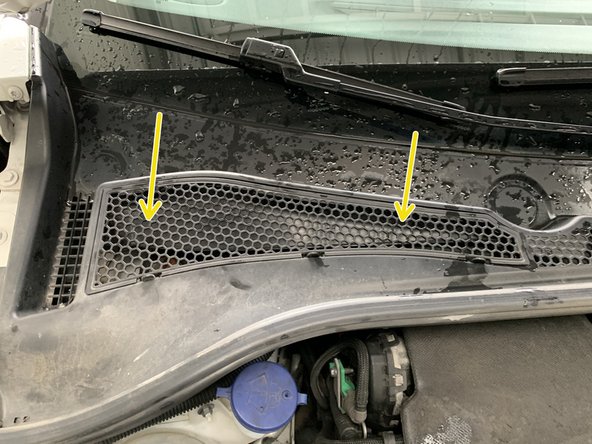 Remettre la grille de la baie de pare brise