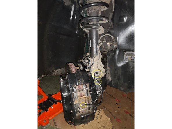 Photo vous montrant la position du connecteur ainsi que les deux passes câbles pour le témoin d'usure des plaquettes.