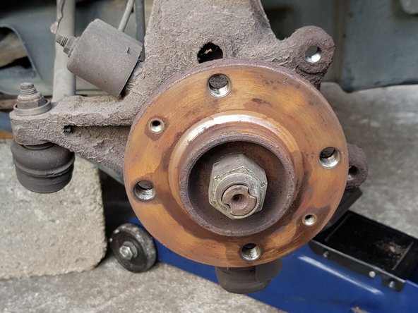 Avec une brosse métallique nettoyez le moyeu.