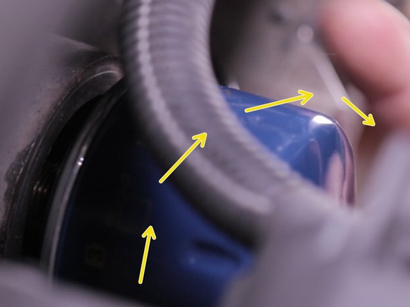 Serrer le filtre à huile dans le sens horaire uniquement à la main, ne pas utiliser la clé à filtre