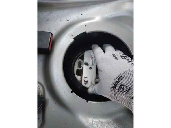 finir de dévisser à la main et retirer le couvercle