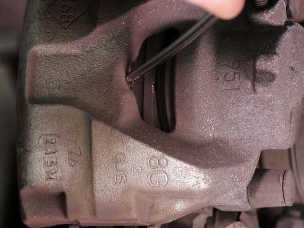 Repousser le piston à l'aide d'un tournevis pour écarter les plaquettes du disque