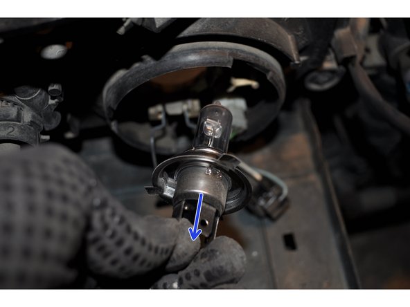 
Pull the bulb base out of its housing.
