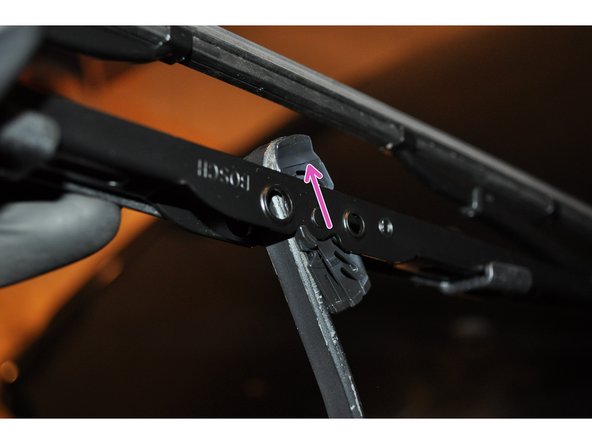 Coulisser et verrouiller le balais d'essuie glace.