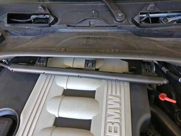 Démonter le faisceau qui est fixé  sur le support filtre habitacle en tirant doucement dessus.