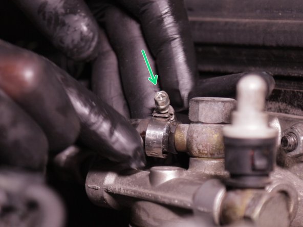 Resserrer le collier à l'aide du tournevis cruciforme