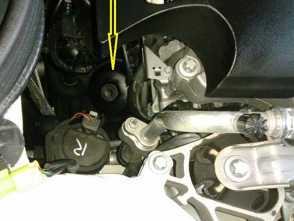 Laisser l'huile s'écouler Lorsqu'il ne coule plus qu'un filet d'huile, vous pouvez dévisser le filtre à huile (douille de 27)