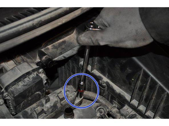 Utiliser une douille de 10 mm pour dévisser la vis colonnette.