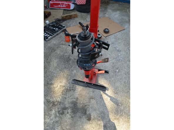 Avec une clé de 21mm dévissez l'écrou.