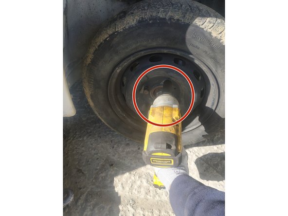 mettre la roue en place et serrer les goujons provisoirement