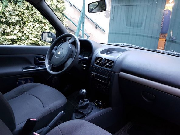 Dans mon cas, il a fallu que j'enleve le siège et le tapis de sol car du liquide de refroidissement avait coulé dessus. Et comme chacun ça, c'est quasiment impossible de nettoyer du liquide de refroidissement !