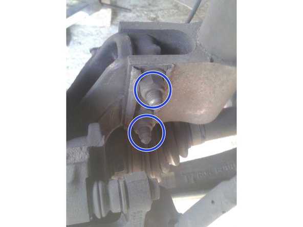 Dévisser a l'aide d'une clé de 16 et d'une clé Torx T30 l'écrou de la biellette de barre stabilisatrice fixer sur l'amortisseur