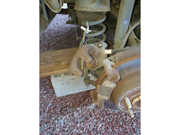 Faire un mouvement de balancier afin de libérer de l'étrier de son support. Celui-ci sort par l'arrière (vers le pare-choc).