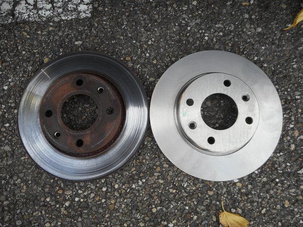 Comparez les disques en contrôlant le nombre de trous, le diamètre extérieur, l'épaisseur, le diamètre intérieur et le déport de la partie intérieure du disque.