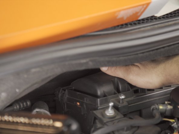 Refermer l'agrafe présente sur le côté de la boite à air en poussant dessus