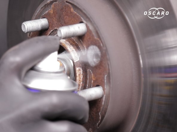 Appliquer du dégrippant dans le trou libre sur la face du disque