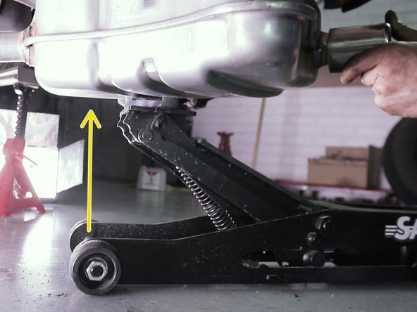 Monter le silencieux à l'aide d'un cric