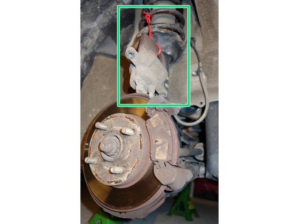 Une autre technique, consiste à faire levier avec un tournevis plat, introduit entre une plaquette et le disque.