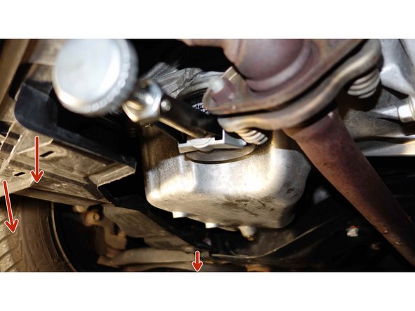 Dans ce cas, il a 3 clips à retirer pour libérer partiellement ce carter en plastique. Il n'est pas nécessaire de déposer complètement ce carter qui sera toujours maintenu par d'autres clips au niveau du passage de la roue droite.