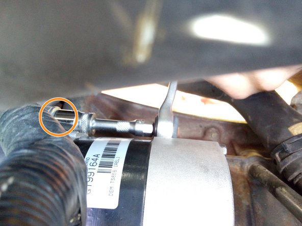 Faire sortir l'ancien et rentrer le nouveau démarreur par le dessous du véhicule