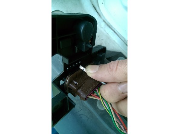 Tirer vers soi le connecteur en maintenant la tige métallique enfoncé, pour le détacher.