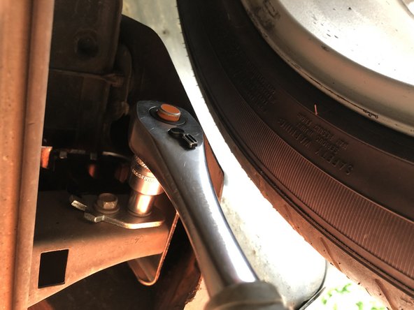 On serre d'abord le boulon du haut puis les 2 coté silencieux. La pause du nouveau silent bloc est terminée.