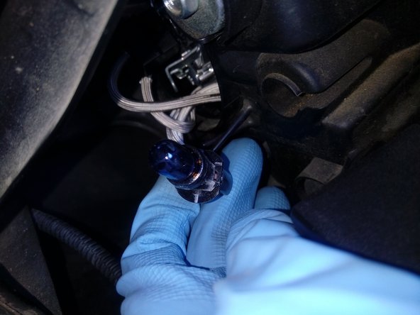 Enlever l'ancienne ampoule en tirant dessus, la remplacer