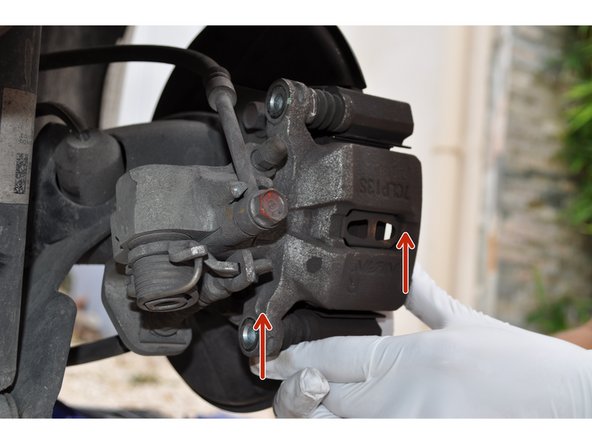 Déposer les plaquettes de frein usagées.