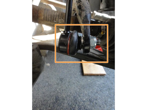 Serrer la vis du Bas à l'aide de la clé plate et contre clé hexagonale