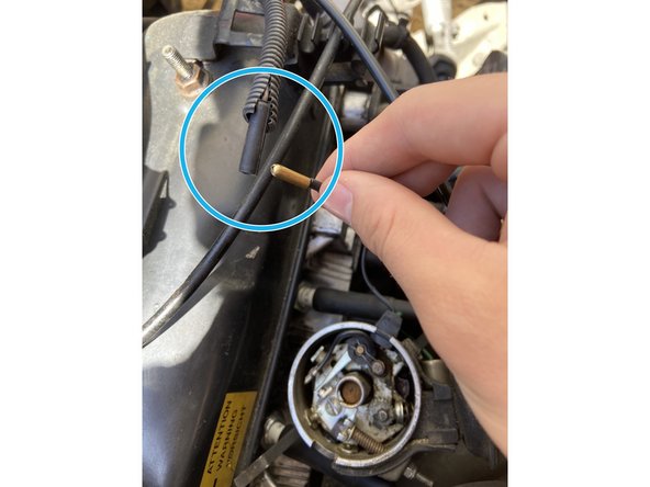 Remettre en place la connectique électrique dans sont emplacement prévu ( voir photo 2, cercle bleu )