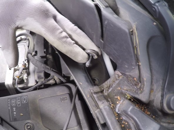 Dévisser et retirer les deux vis retenant la taule d’accès