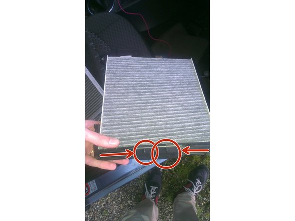 On remplace le nouveau filtre sur le carter. On recentre bien les deux pièces (qui peuvent être tombées) au centre.