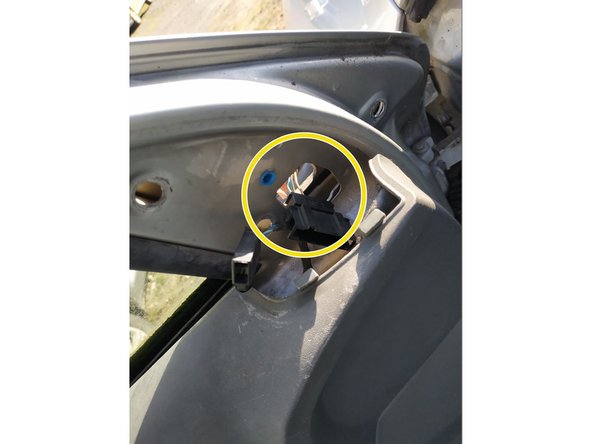 en prenant soin de faire passer sa prise par l'emplacement prévu dans la portière