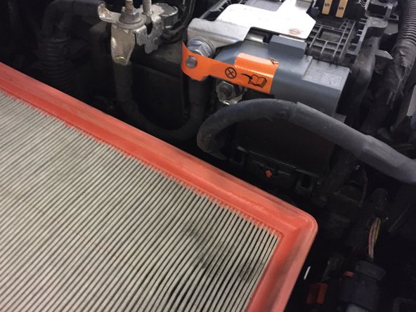 Ouvrir la boite à air à l'aide du tournevis de Torx T25 pour accéder a la cosse