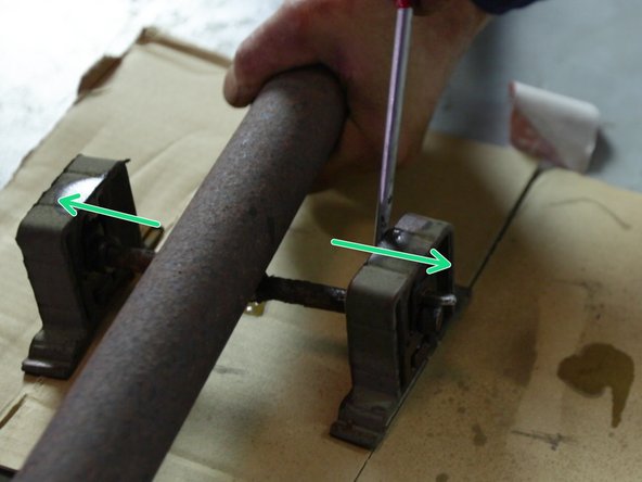 Retirer les silentblocs de l'ancien échappement et les placer les sur le nouvel échappement