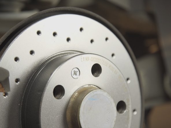 Placer la vis et la resserrer avec un tournevis cruciforme