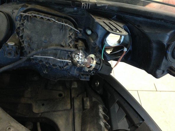 Deviser l'ampoule en faisant 1/4 de tour