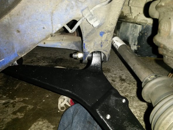 Dévisser la vis avec une clé de 17