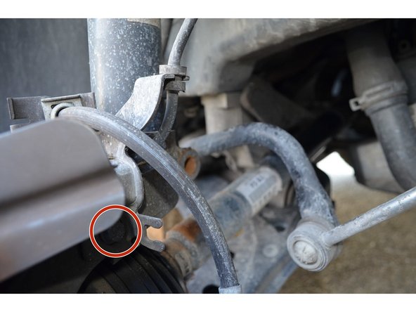 Retirez la vis avec une douille de 10mm.