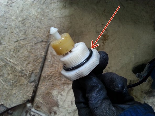 Changer le joint (fourni avec le filtre) de la partie inférieur du filtre (photo 2)