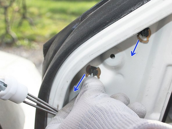 Commencer par enlever les deux agrafes métallique, il suffit de les faire glisser vers le bas à la main ou à l'aide d'une pince à bec plat.