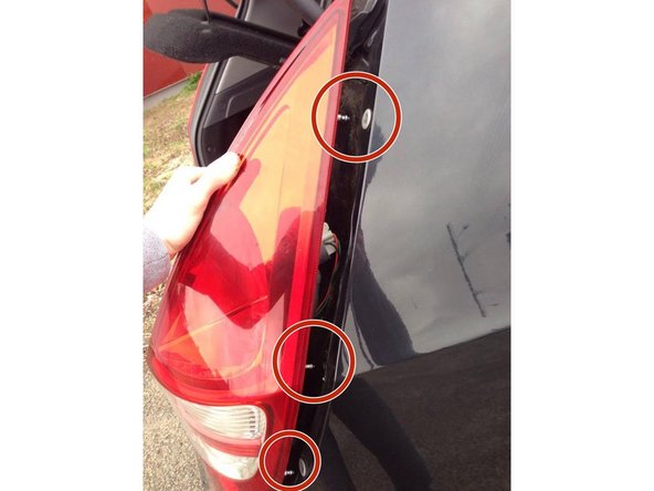 Ne pas hésiter à appuyer dessus pour que les clips entre bien dans leurs supports car ils peuvent être difficile à rentrer.