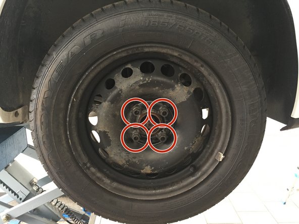 Lever le véhicule, sur un pont ciseaux .