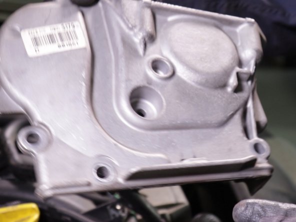 Extraire le carter en plastique, mieux vaut repérer l'emplacement de chaque  vis !