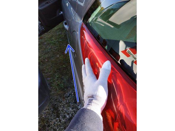 tout en maintenant le côté du feu plaqué de l'autre main