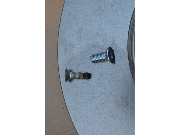 Les vis de fixation du disque fournies avec les disques neufs ne sont pas bonnes (il faut un M6 et c'est un M8). J'ai donc réutilisé l'ancienne vis.