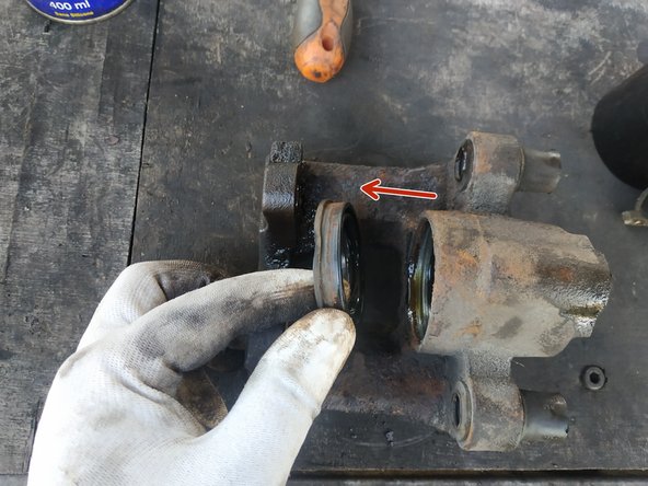 retirer le soufflet du piston à l'aide d'un tournevis plat