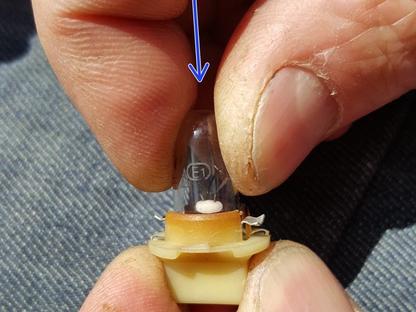 Replacer la nouvelle ampoule dans son support