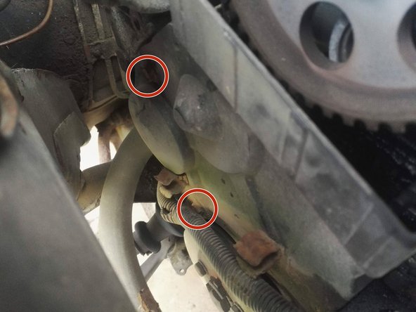 Dévisser les 3 vis de fixation du carter inférieur de distribution